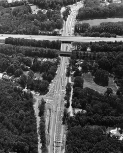 847313 Luchtfoto van de S09 (secundaire provinciale weg Cothen-Amersfoort), met links de afslag naar het Poortse Bos en ...